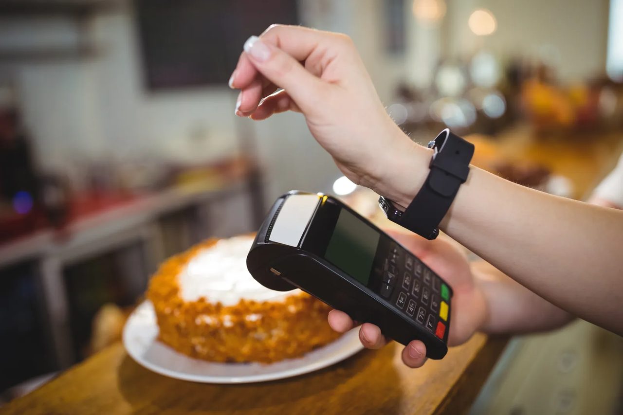 Płatność zegarkiem przez NFC