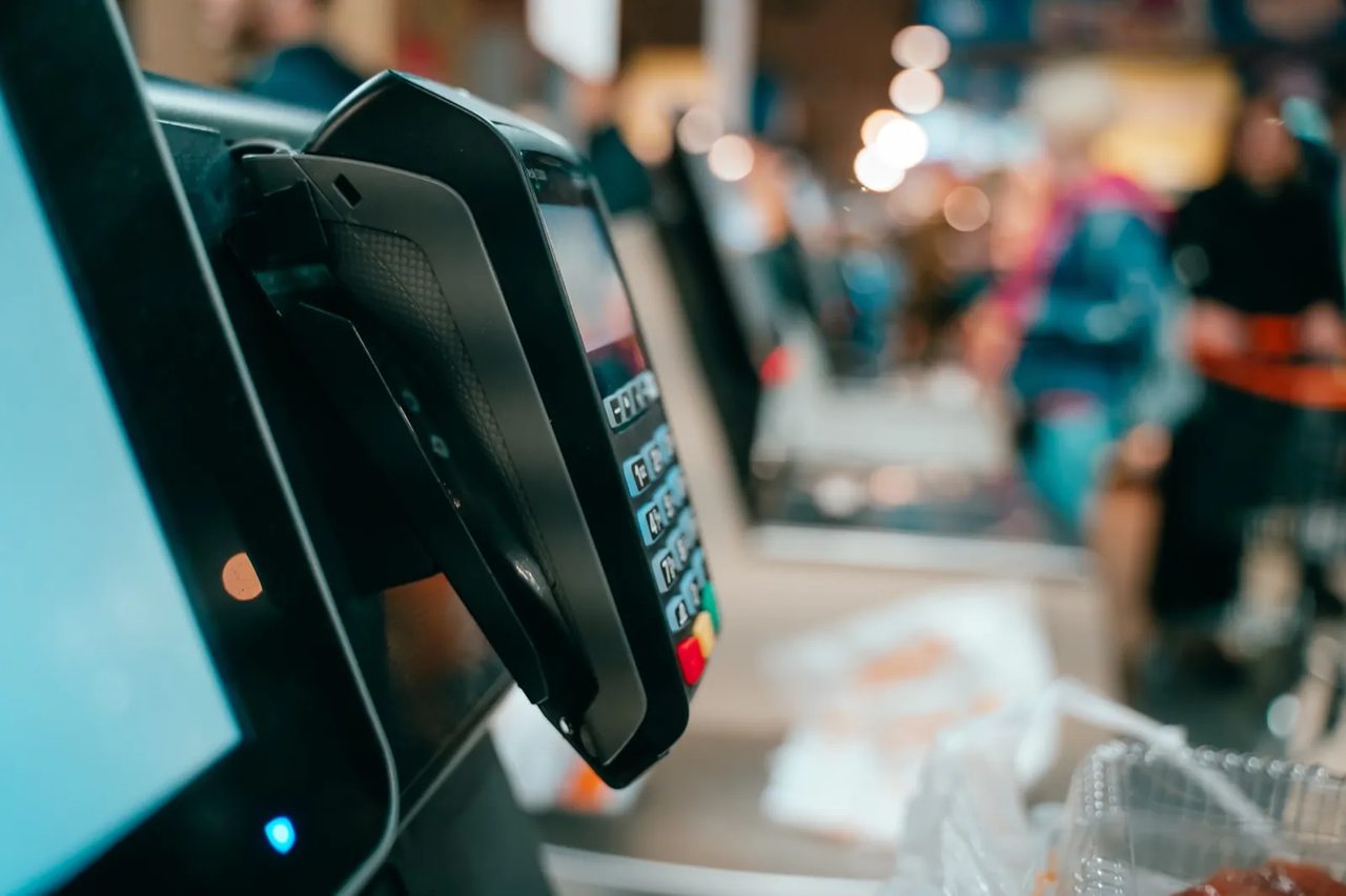 terminal POS gotowy do pracy, podłączenie do kasy w sklepie