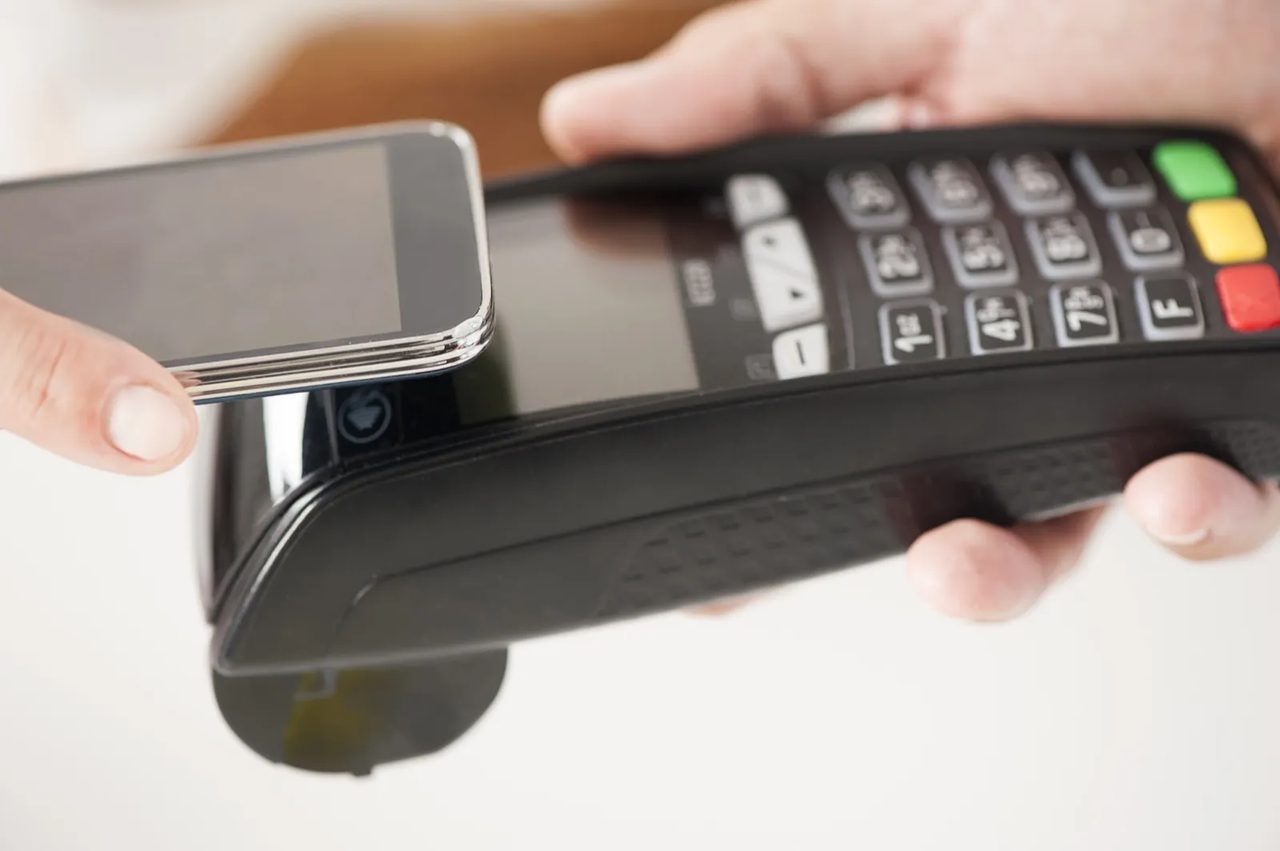 płatność mobilna NFC, terminal a bramka płatnicza online