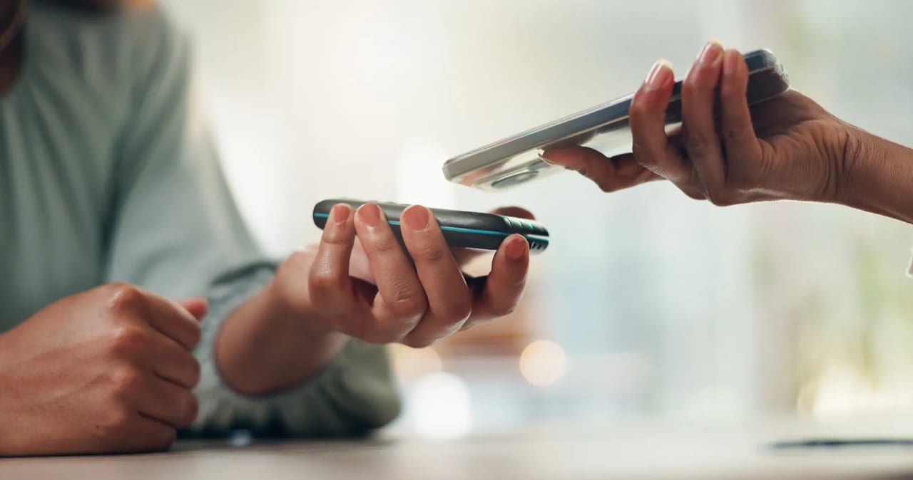 mobilny terminal przy wizycie, płatność telefonem w gabinecie