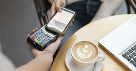 Jak płacić telefonem? Konfiguracja, NFC i bezpieczeństwo krok po kroku