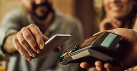 E-faktura a faktura papierowa: czym się różnią i co zmienia KSeF?