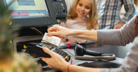 Cashback na terminalu: wypłata gotówki przy płatności kartą