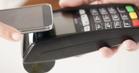 Terminal POS a bramka płatnicza: czym się różnią i co wybrać