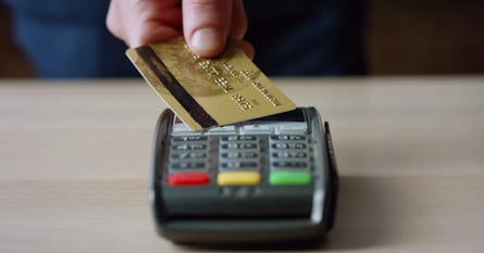 Ukryte opłaty za terminal płatniczy: na co uważać w umowie